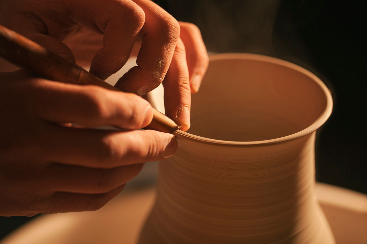 Hand-made ceramic production technique of containers